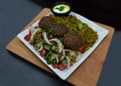 Falafel más 2 guarniciones más 1 salsa