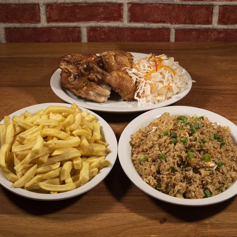 Mostrazo de medio pollo con chaufa