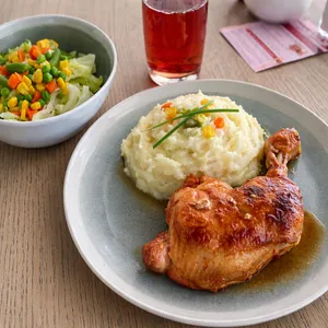 Mix de ensaladas+ pollo al horno con puré