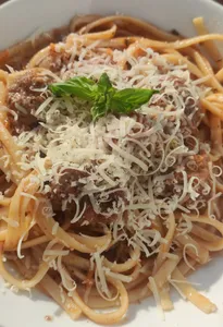 Tallarines con salsa boloñesa + entrada y postre.