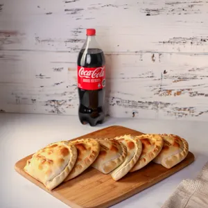 6 empanadas + bebida 1.5