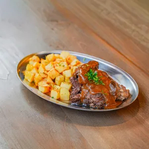 Carrilleras con patatas o ensalada