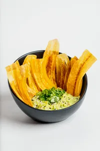 Chips de platano con guacamole
