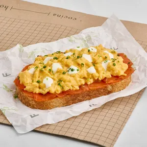 Tostada de huevos cremosos con salmon ahumado y labneh