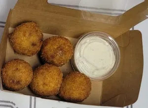 5 Bolitas de Jalapeño y Queso, más Salsa