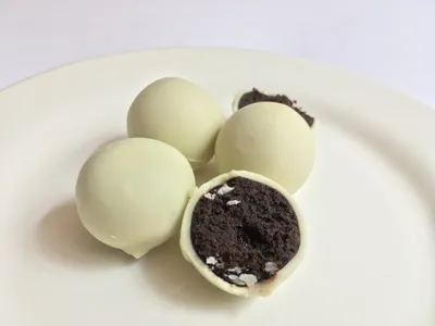 Paquete de 25 trufas red velvet o galleta Oreo