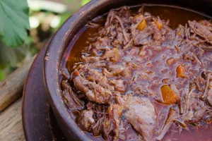 Mechada Clásica Deshilachada al Vino Tinto (1 Kg)