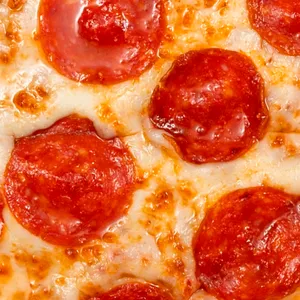 Pizza Pepperoni con nuestro delicioso Pepperoni importado de USA, queso mozzarella y salsa de tomate.