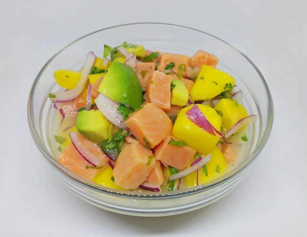 Ceviche de salmón palta mango