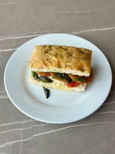 Sándwich de berenjenas apanadas y pesto de albahaca