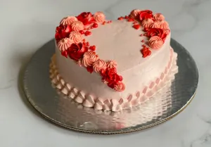 Queque corazón rosas