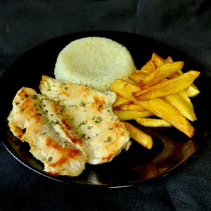 Pechuga a la plancha con papas fritas y arroz