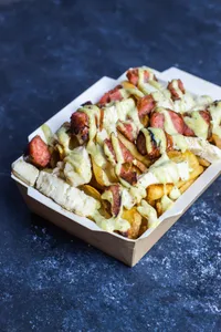 Papas Rústicas con Chorizo Parrillero & Salsa de la Casa