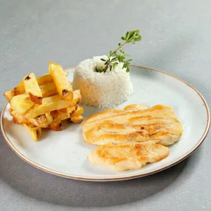 Filete de pollo con papas fritas