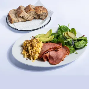 Huevos al plato pastrami
