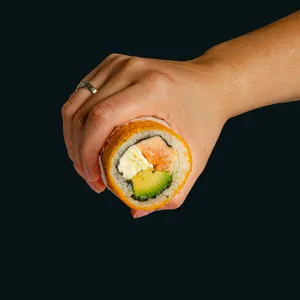 Handroll salmon, queso, palta