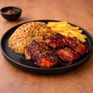 Arroz al wok + Costilla + Papas Fritas