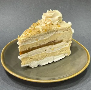 Porción Torta Helada Merengue Lúcuma Manjar Nuez