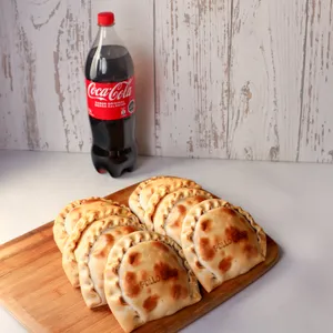 8 Empanadas + bebida 1.5LT
