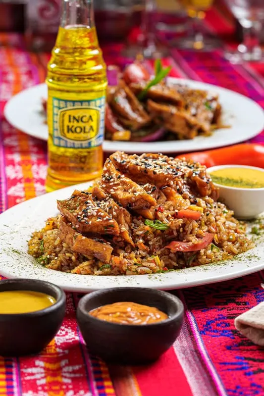 Arroz 3 sabores con salsa a la huancaína