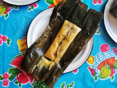 Tamal de carnitas en salsa verde