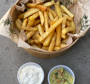 Papas fritas con salsa