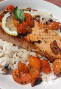 Salmón a la plancha + entrada y postre.