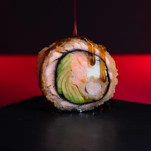 Roll Sake Panko Oriental (No Rice) sin arroz, envuelto en salmón y panko, con camarón furai, palta y queso crema. Sakai Sushi Providencia.