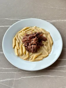 Carne de res desmechada con pasta cacio e pepe