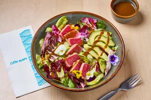 Ensalada Tuna Yuzu – Atún Sellado, Aguacate y Salsa Miso Yuzu