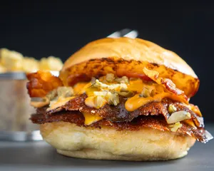 NUEVA! Spicy Relish Doble + Fries