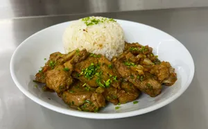 Carne con champiñones estilo oriental + entrada y postre.