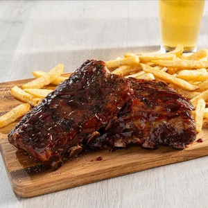 Big Famous Ribs + papas fritas