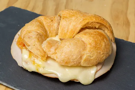 Croissant jamón queso