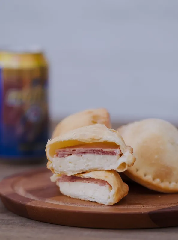 Pastelitos de jamón y queso