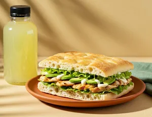 Sándwich Pollo & Aguacate + Bebida