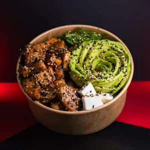 Gohan Tori Teriyaki Maestro Bowl con Pollo Teriyaki de carga épica, roseta de palta fresca y queso crema sobre arroz. Sakai Sushi Providencia.