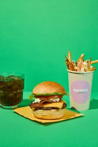 Combo Hamburguesa de Carne con Tocineta y Queso Philadelphia + Papas y Gaseosa