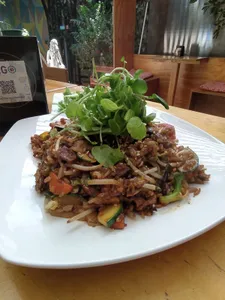 Tofu salteado con verduras estilo oriental