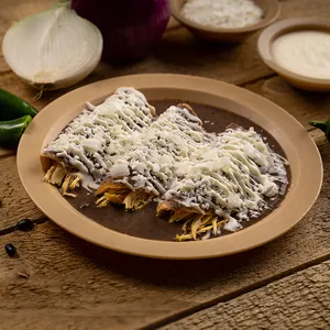Enfrijoladas rellenas con pollo