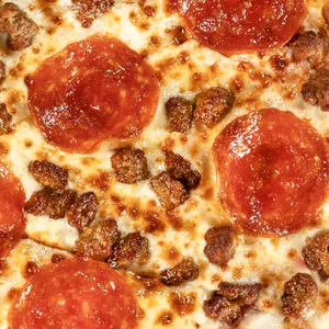 Nuestra exquisita salchicha italiana y pepperoni importados directamente de USA con queso mozarella y salsa de tomate.