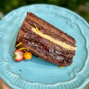 Trozo Torta Choco Berries con Manjar de coco y ganache trufado APLV, Sin Soya, Vegana
