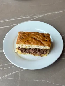 Sándwich de carne mechada