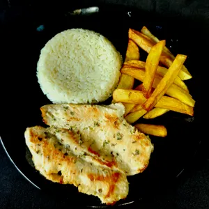 Pechuga a la plancha con papas fritas y arroz