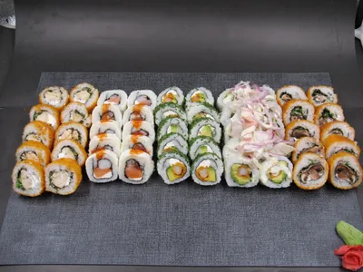 50 PIEZAS CON CEVICHE ROLL PREMIUM FRESH