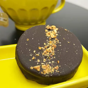 Alfajor de manjar bañado en chocolate