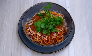 Spaguetti con Pomodoro y  Carne Mechada