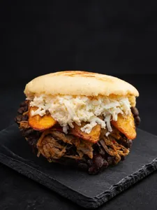 Arepa Pabellon (Carne, Porotos, Platano y queso)