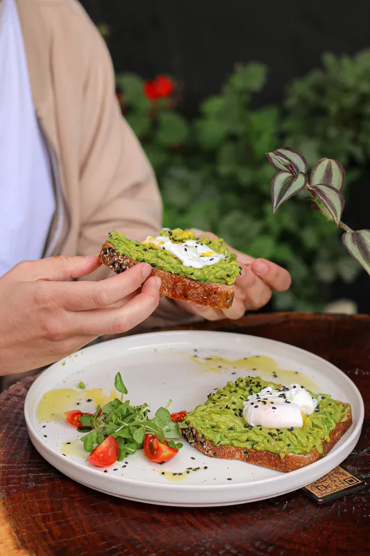 2 Huevos Pochados de Campo Sobre Palta
