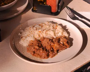 Almuerzo - Carne mechada con arroz o papas rústicas 450g